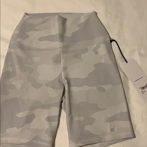 NWT Alo Yoga High Waist Vapor Short White Camo